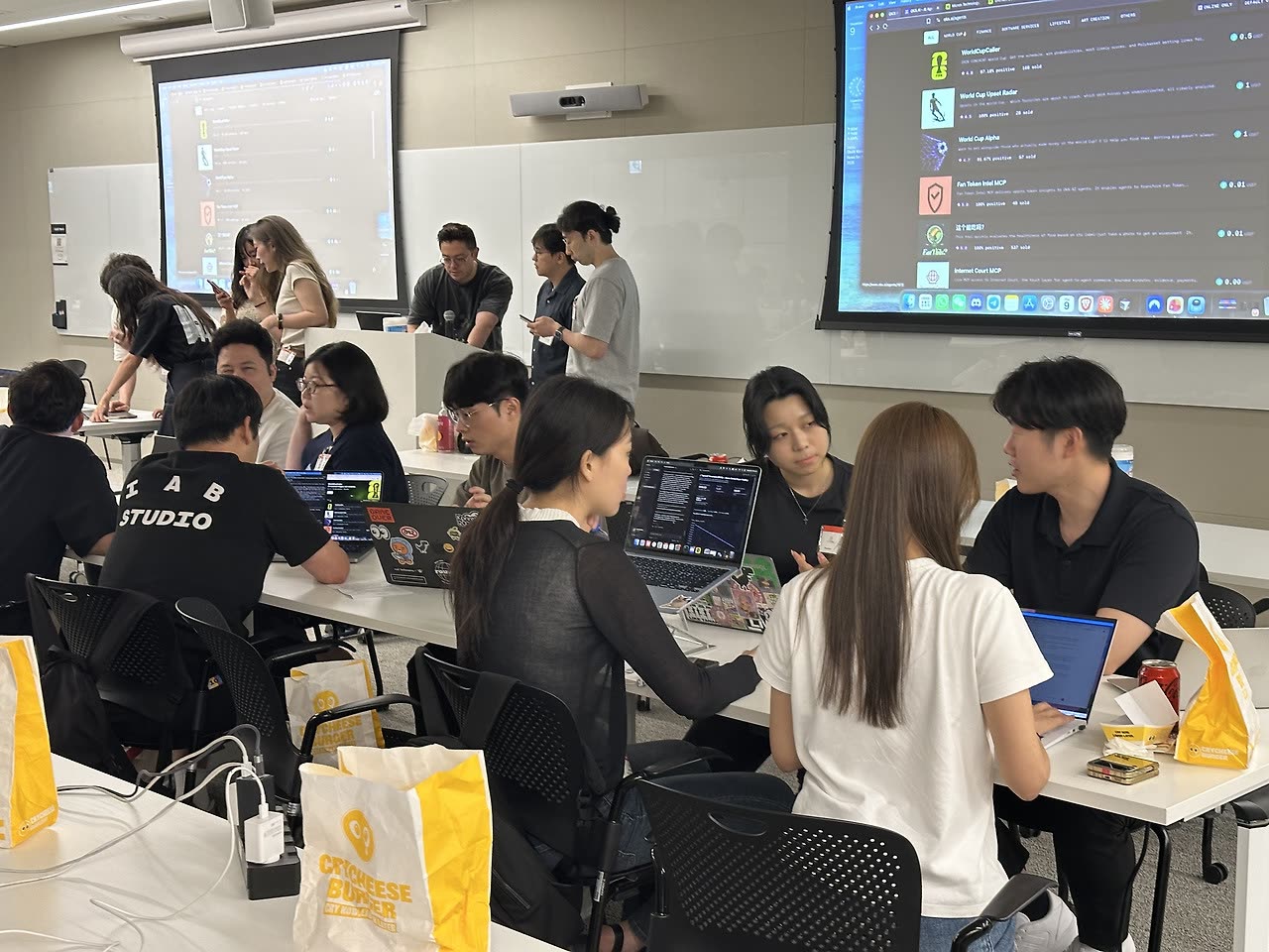 실제로 행동하기 시작한 AI 에이전트 현장 사진 30